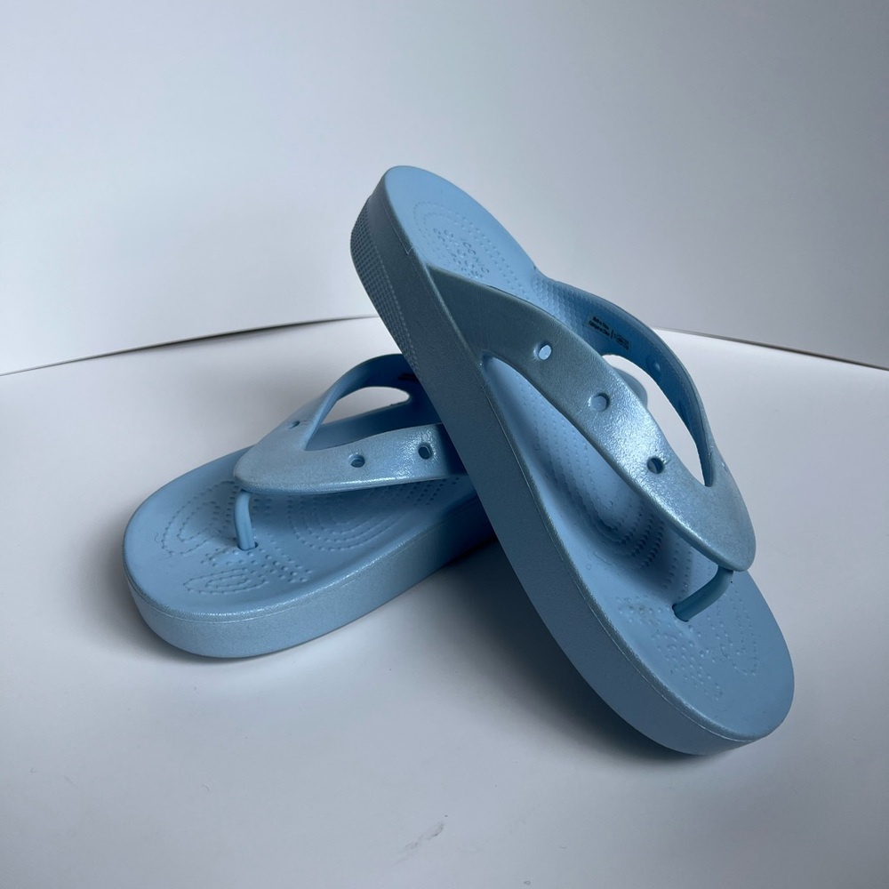 CROCS W10 iridescent sky blue platform flip flop